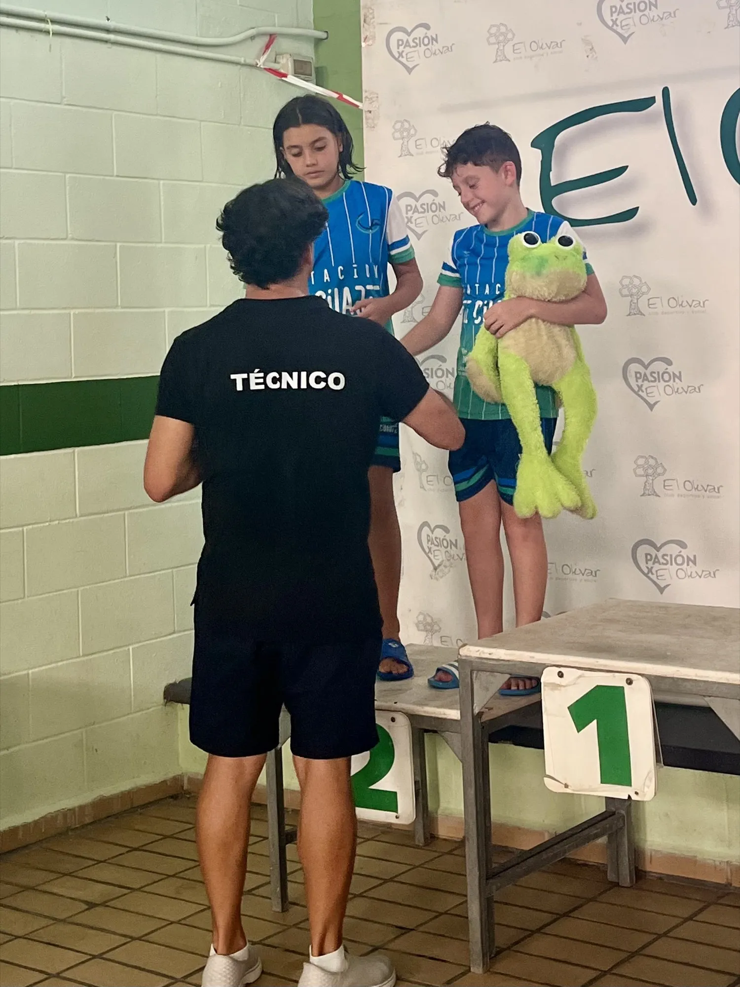Nadadora benjamín del Club Natación IZ Cuarte con su medalla del Campeonato de Aragón de Menores
