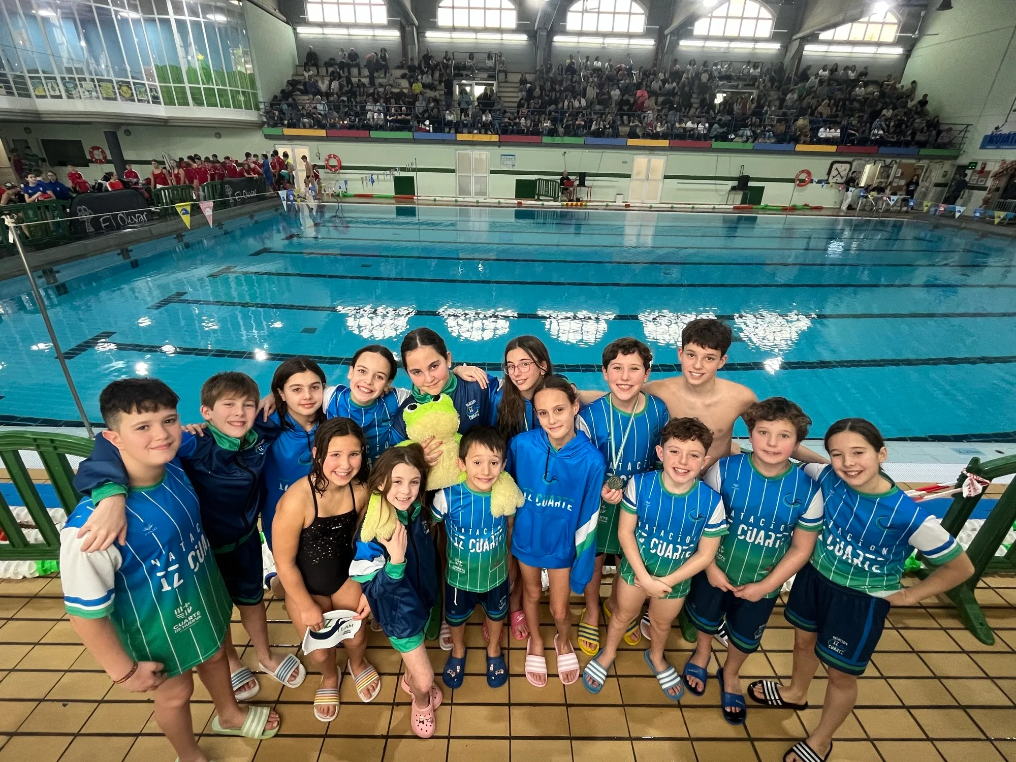 Equipo del club reunido junto a la piscina tras una competición.