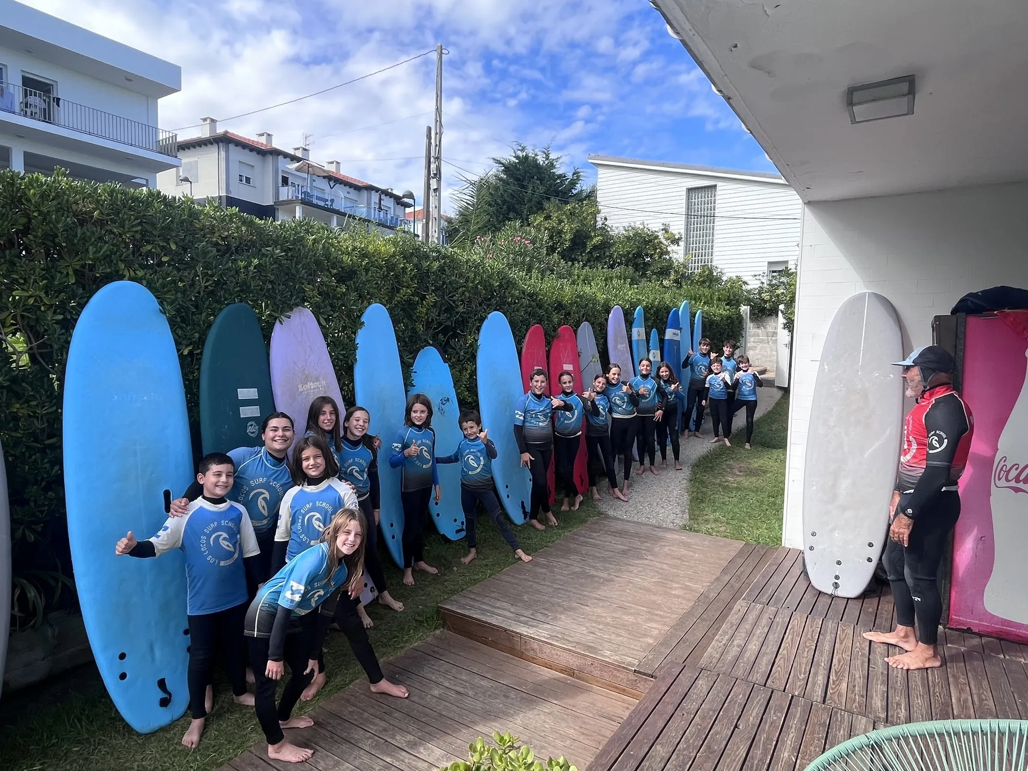 Nadadores del Club Natación IZ Cuarte con sus tablas de surf en el jardín del Surf Camp de la Escuela de Surf Los Locos