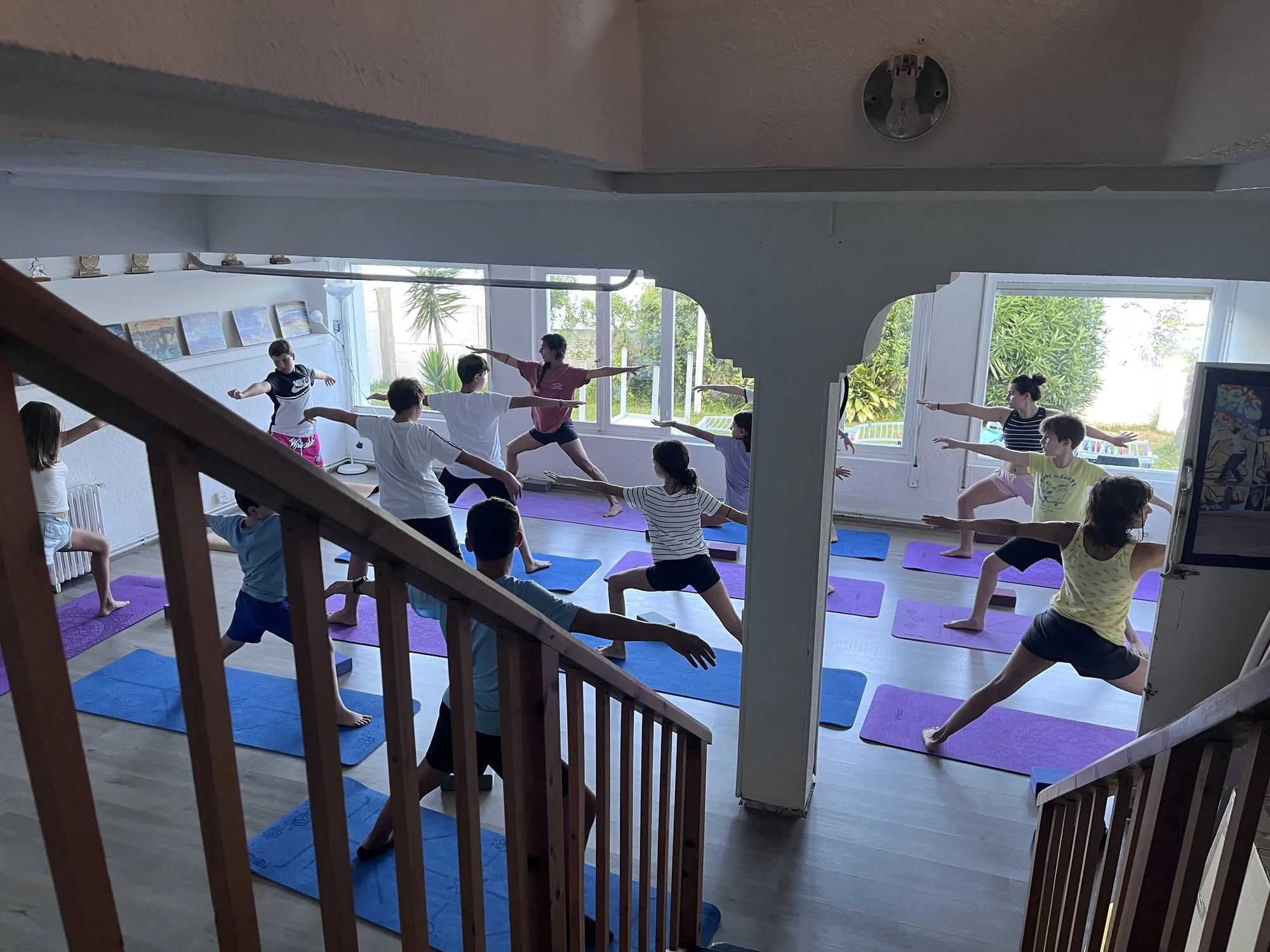 Nadadores del Club Natación IZ Cuarte realizando una postura de yoga durante la sesión de la pretemporada