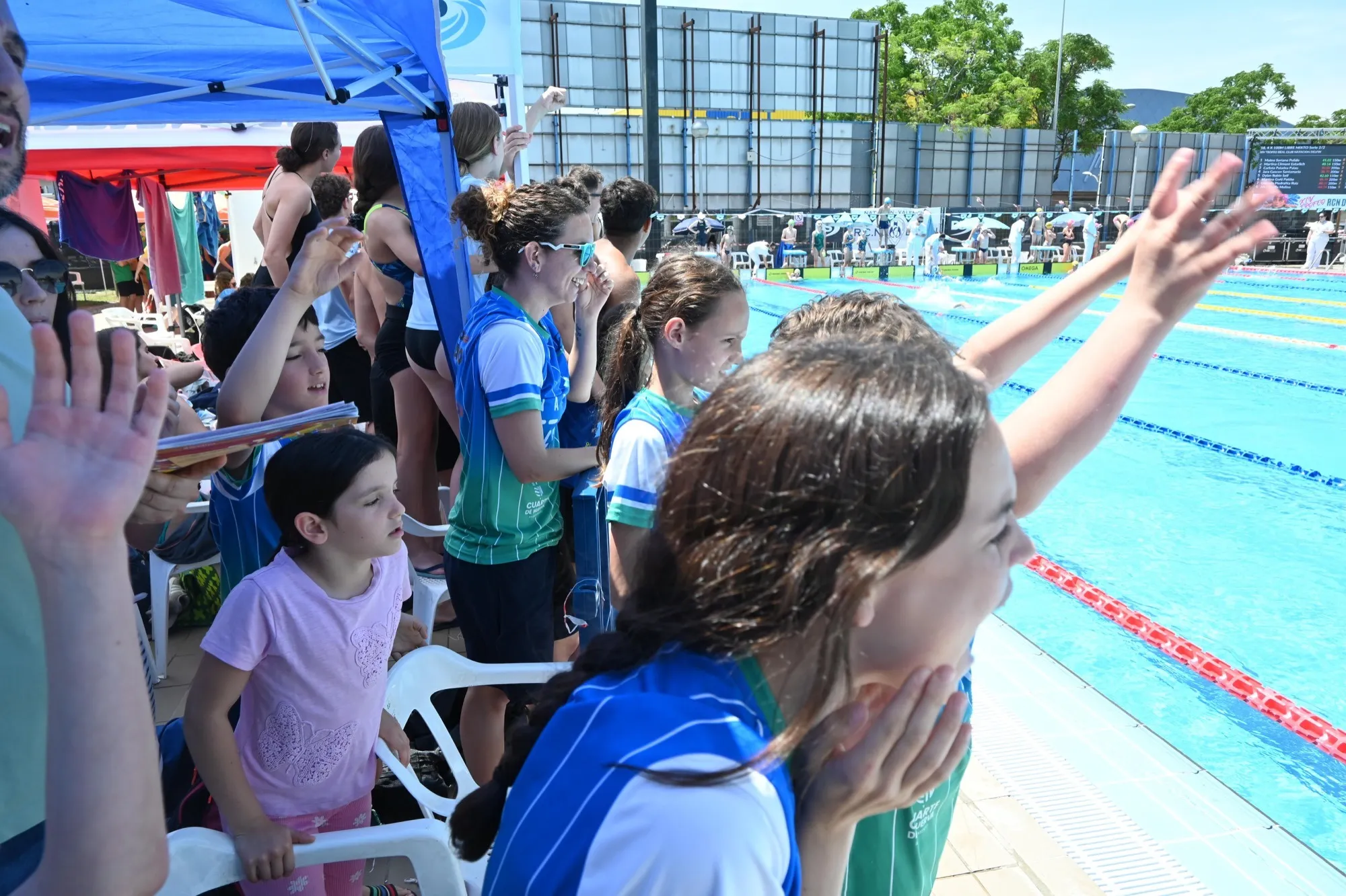 Unai Ventura, Casian Dragoman, Lucía Navarro y Jara Gascón con sus medallas del relevo mixto benjamín