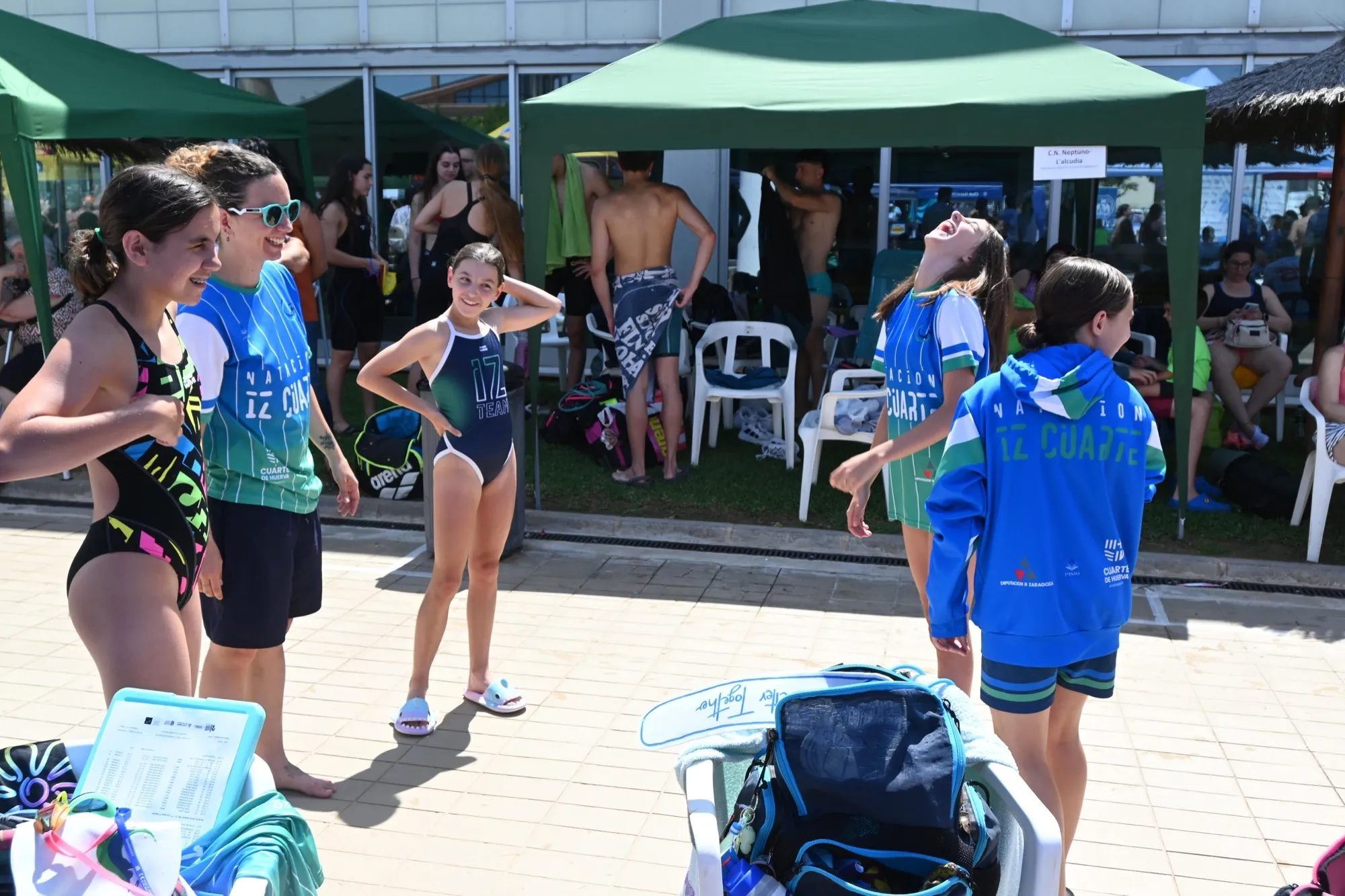 Nadadores y familias del Club Natación IZ Cuarte animando desde la grada durante una prueba del Trofeo Delfín