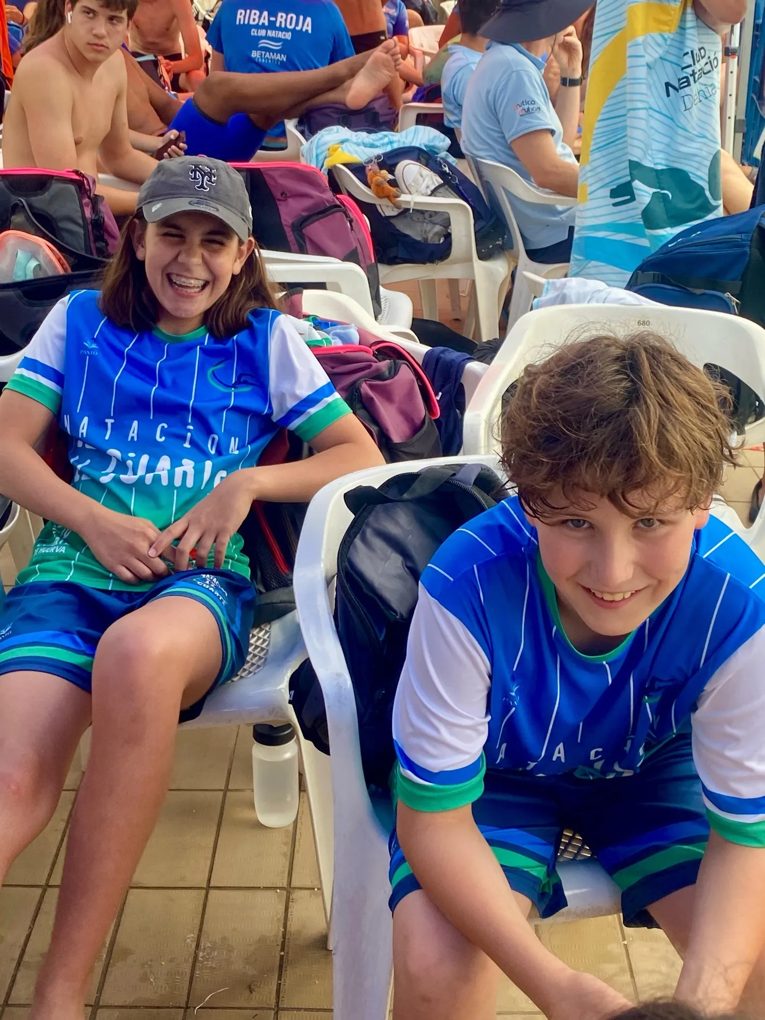 Nadadores del Club Natación IZ Cuarte junto a otras compañeras riendo durante el Trofeo Delfín